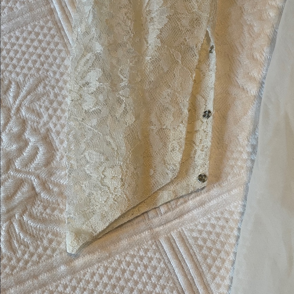 Elegant White Lace Wedding Dress with Veil - Picture 4 of 12